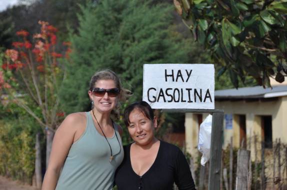 Comprando combustível num pequeno pueblo na Bolívia com a Eloísa